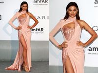 Kekasih Cristiano Ronaldo Pamer Keindahan Kaki di amfAR 2014