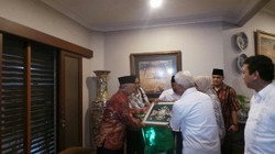 Hatta Dapat Bingkisan Pigura Logo NU dari Gus Sholah