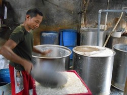 Pak Nur Buruh Pabrik Tahu Berharap Jokowi Bisa Membawa Pembaruan