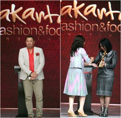 Yongki Komaladi Dapat Penghargaan Fashion Icon Awards