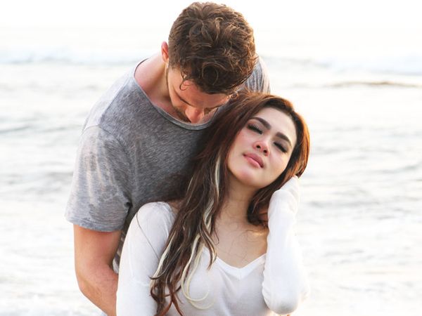 Aww, Syahrini Mesra dengan Bule di Pantai