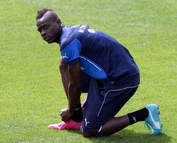 Tifosi Fiorentina Tak Terima Dituduh Rasis oleh Balotelli
