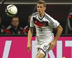 Cedera Paha Saat Latihan, Lars Bender Batal Tampil di Piala Dunia