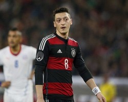 Oezil Dinilai Kurang Punya Kharisma dan Semangat Juang