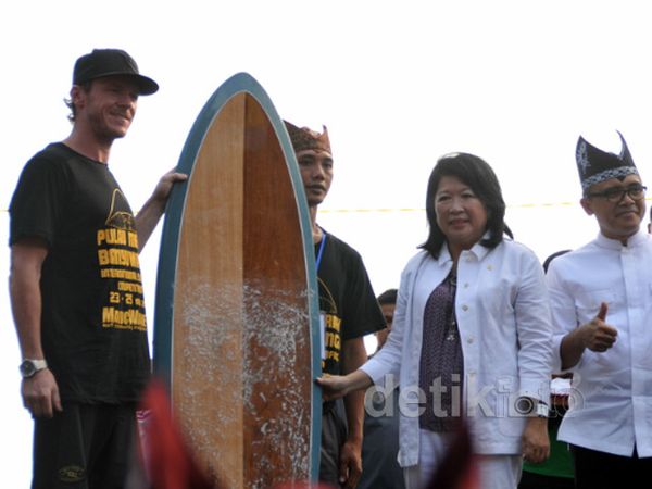 Mari Elka Buka Pulau Merah International Surfing Competition