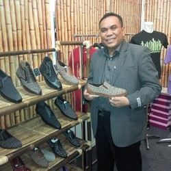 Sulap Bambu Jadi Sepatu, Pria Ini Raup Rp 250 Juta/Bulan