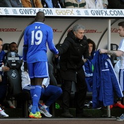 Mourinho Ingin Demba Ba Bertahan
