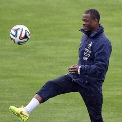 Van Gaal Disebut Ingin Pertahankan Evra