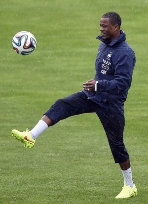 Van Gaal Disebut Ingin Pertahankan Evra