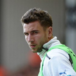 Tekel Suarez Hingga Cedera, Bek Newcastle Ini Diancam Dibunuh