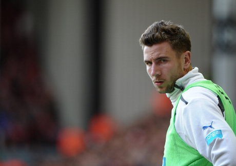 Tekel Suarez Hingga Cedera, Bek Newcastle Ini Diancam Dibunuh