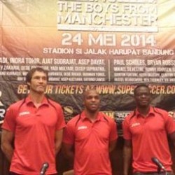 Legenda-legenda MU Tak Sabar Hadapi Legenda-legenda Persib