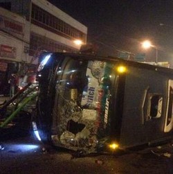 Bus Pariwisata Terbalik di Depok karena Hindari Lubang