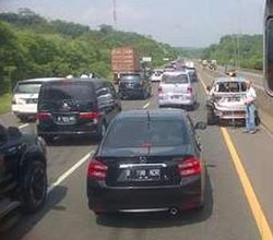 Truk Tabrak BMW di Tol Cipularang KM 80 arah Bandung, Lalin Tersendat