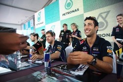 Ricciardo Beradaptasi Lebih Cepat Dibandingkan Vettel