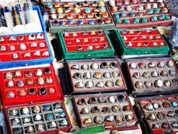 Berburu Cincin Batu Akik di Pasar Krian, Sidoarjo