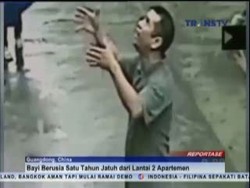 Penyelamatan Bayi yang Jatuh dari Lantai 2 Apartemen Terekam CCTV