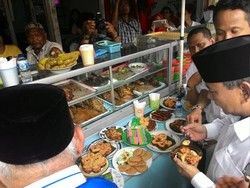 Santap Jajanan Pasar Khas Samarinda, Prabowo Dielu-elukan Warga