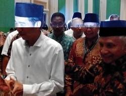 Datang ke Tanwir Muhammadiyah, Jokowi Salaman dengan Amien Rais