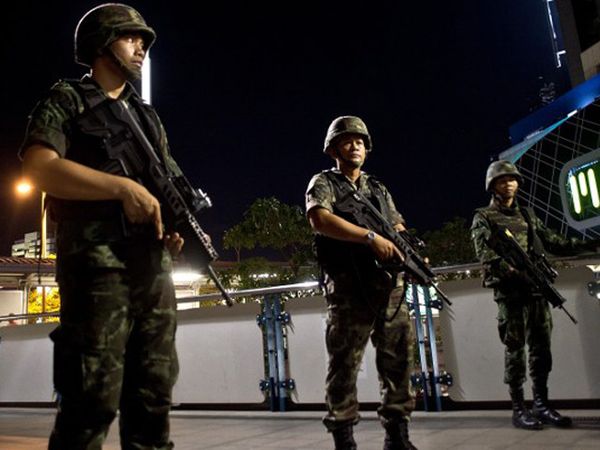 Tentara Thailand Kuasai Jalanan Bangkok