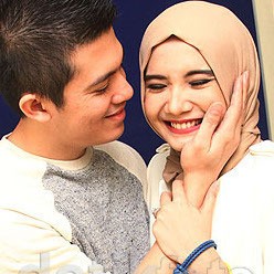 Kisah Irwansyah dan Zaskia Sungkar Berlibur ke Santorini