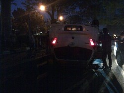 Tabrak Separator Busway, Yaris Putih Terbalik di Rasuna Said Kuningan