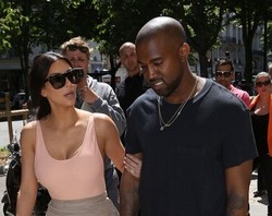 Kim Kardashian dan Kanye West Resmi Menikah, Kris Jenner Menitikkan Air Mata
