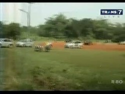 Wanita Berpakaian Seksi Ditemukan Tewas di Pinggir Lapangan