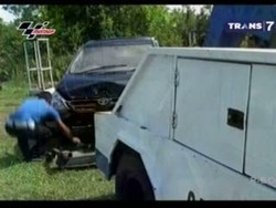 Mobil Pejabat Tabrak Penjual Jamu