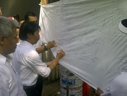 Relawan Jokowi-JK Bentangkan Spanduk 500 Meter untuk Galang Tandatangan