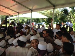Santuni Ribuan Anak Yatim, Prabowo Minta Doa untuk Ortu dan Pencapresannya