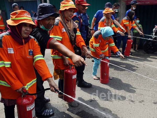 Warga Tambora Dilatih atasi Kebakaran