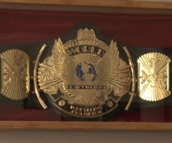 Pria Ini Hidup dari Membuat Sabuk Smackdown