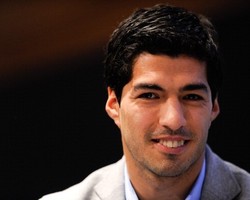 Gerrard Berharap Suarez Absen Saat Hadapi Inggris