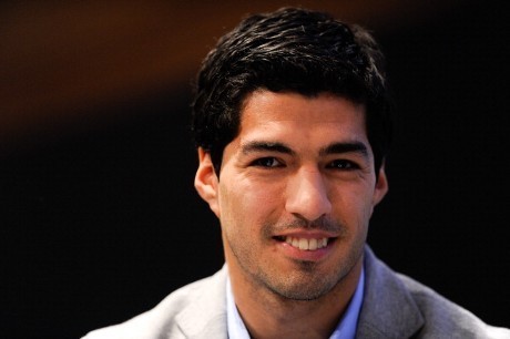 Gerrard Berharap Suarez Absen Saat Hadapi Inggris