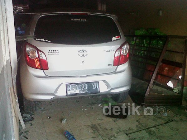 Agya Tabrak Toko Roti, Lima Orang Luka-luka