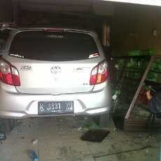 Agya Nyelonong Masuk Toko Roti, Lima Orang Luka-luka