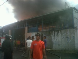 Pabrik Plastik di Cigondewah Ludes Terbakar