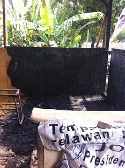 Meja dan Spanduk Gosong dalam Kebakaran Posko Jokowi-JK di Setiabudi