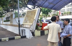 Bruk! Gerbang KPU Roboh Tersenggol Barracuda