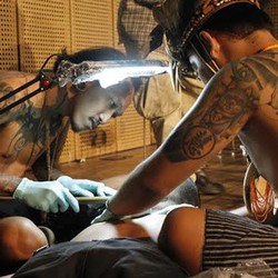 Yuk, Intip Proses Membuat Tato Tradisional!