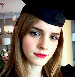 Cantiknya Emma Watson Pakai Toga, Jadi Sarjana Setelah 5 Tahun Kuliah