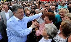 Raja Coklat Poroshenko Menangi Pemilihan Presiden Ukraina