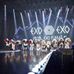 SM Sediakan Layar untuk Fans di Luar Gedung Konser EXO di Seoul