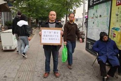 Tak Punya Uang untuk Pengobatan Putrinya, Lelaki Ini Rela Jual Diri