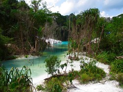 Tak Cuma di Ciwidey, Kawah Putih Juga Ada di Sumatera Utara