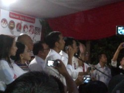 Di Depan Relawan, Jokowi: Terus Terang Kita Banyak Dibantu Pengusaha