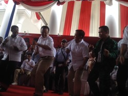 Ini Gaya Prabowo Goyang Poco-poco di Rumah Polonia