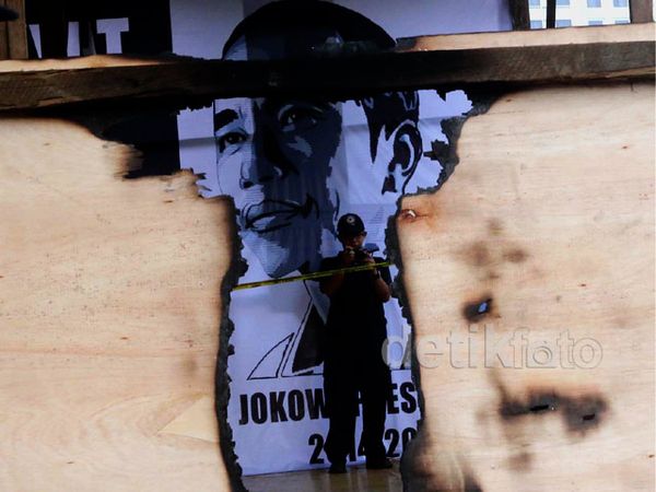 Posko Pendukung Jokowi-JK Terbakar