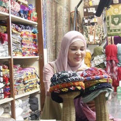 Pengalaman Pertama Dewi Sandra ke Makam Sunan Ampel